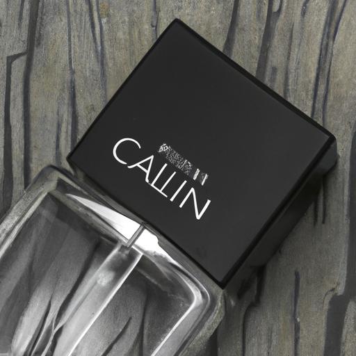 Một góc cận cảnh chai nước hoa Calvin Klein trên bề mặt gỗ.