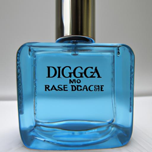 Gần cận của chai nước hoa Dolce & Gabbana Light Blue dành cho nam giới.