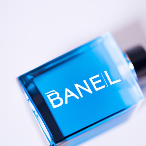 Chi tiết chai nước hoa Bleu Chanel đặt trên bề mặt trắng.