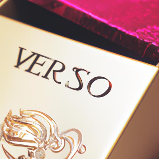 Góc chụp cận cảnh hộp quà tặng chứa chai nước hoa Versace Eros.