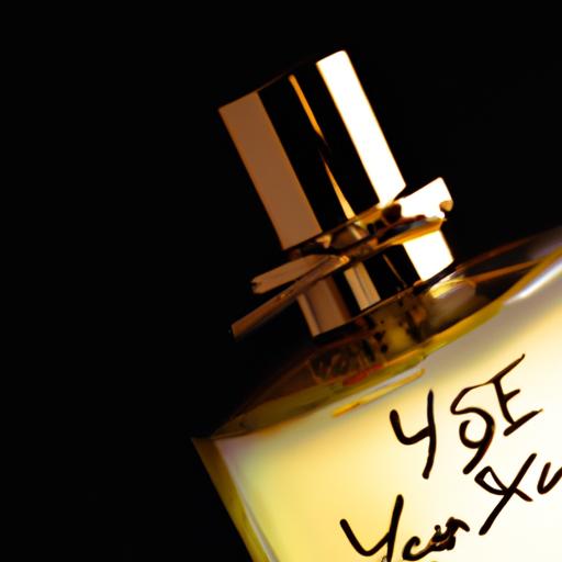 Lọ nước hoa YSL Y Eau de Parfum với thiết kế độc đáo