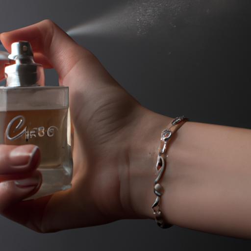 Mùi hương tinh tế của nước hoa Charme nữ trên cổ tay người phụ nữ