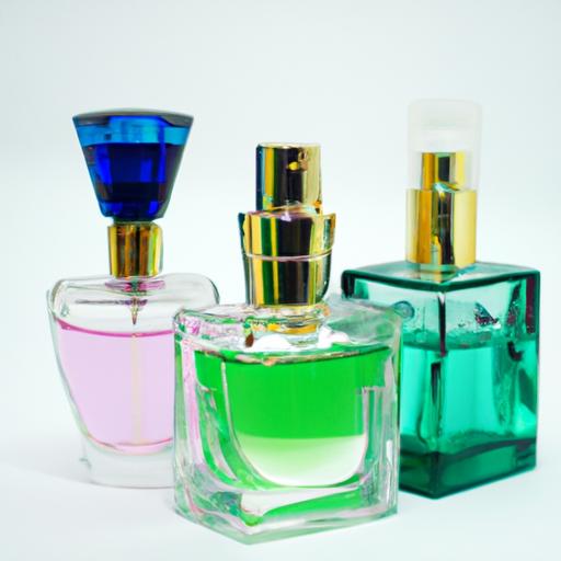 Một loạt các chai nước hoa với các mùi hương và màu sắc khác nhau.