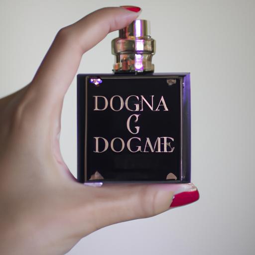 Nữ giới cầm chai nước hoa Dolce & Gabbana The One