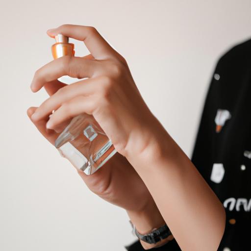 Một phụ nữ cầm chai nước hoa MCM 7ml và phun nước hoa lên cổ tay