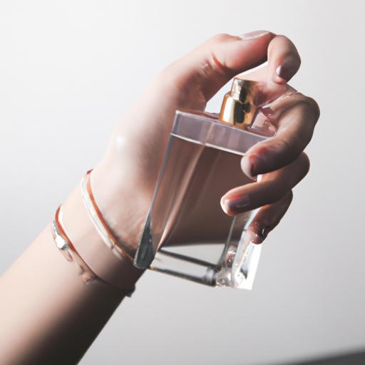 Một tấm close-up của một người phụ nữ phun nước hoa Dior lên cổ tay