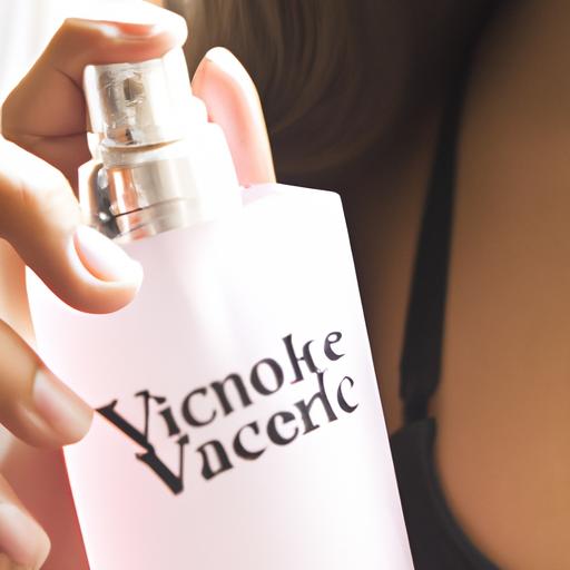 Người phụ nữ đang sử dụng nước hoa Victoria's Secret chính hãng trên cổ.