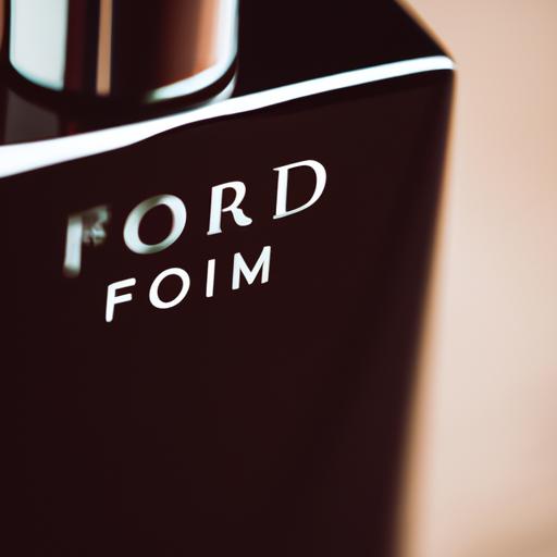 Chụp gần chai nước hoa nam Tom Ford trên mặt bàn gỗ.