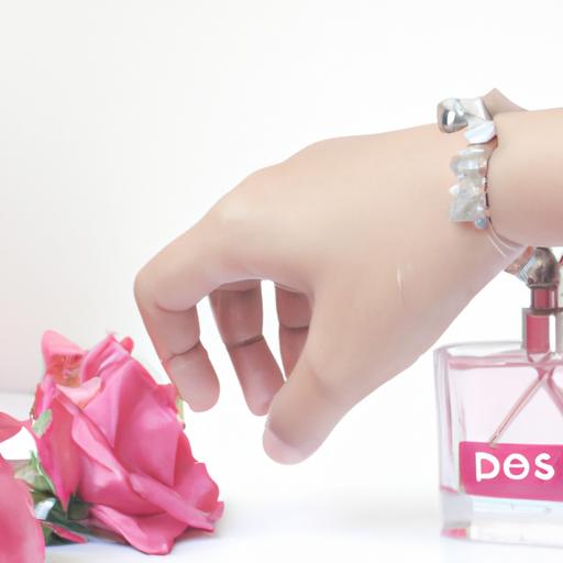 Một cô gái đang phun nước hoa Miss Dior Rose N' Roses lên cổ tay để cảm nhận hương thơm tinh tế của sản phẩm.