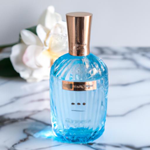 Chai nước hoa Dolce & Gabbana Light Blue trên mặt bàn đá hoa