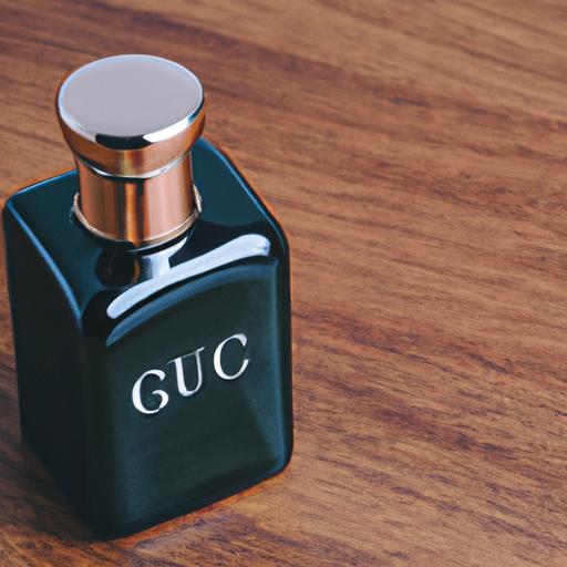 Gần gũi với chai nước hoa Gucci Pour Homme trên bàn gỗ.