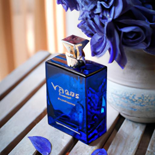 Chai nước hoa Versace Dylan Blue sang trọng trên bàn gỗ.