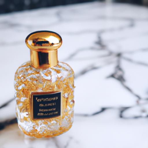 Một góc chụp cận cảnh của chai nước hoa Dolce & Gabbana trên bàn đá hoa.