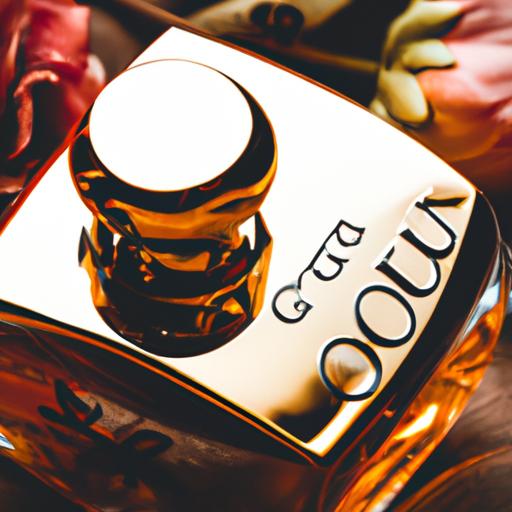 Một cái nhìn cận cảnh của chai nước hoa Gucci với hương thơm hoa.