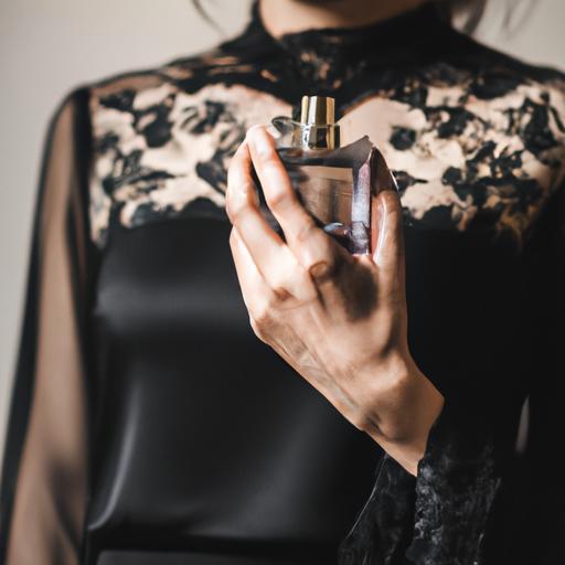 Một người phụ nữ mặc váy đen nắm chai nước hoa Narciso Poudree.