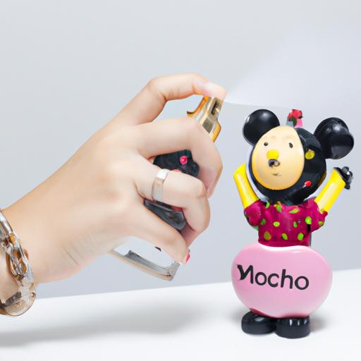 Một người phụ nữ xịt nước hoa Moschino Toy 2 lên cổ tay.