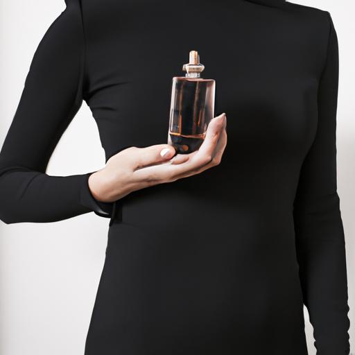 Một người phụ nữ mặc váy đen cầm chai nước hoa Karl Lagerfeld.