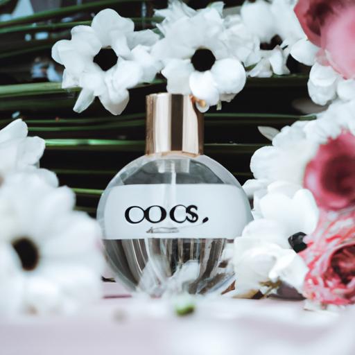 Chụp cận cảnh chai nước hoa Coco Chanel Mademoiselle với hoa nền